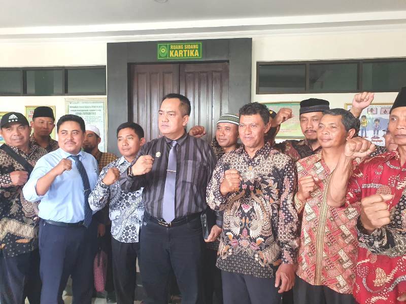 Kuasa Hukum Warga Berjo Karanganyar Dr.BRM.Kusuma Putra SH.MH memberikan keterangan di Pengadilan Negeri Karanganyar, – REALITANEWS.OR.ID