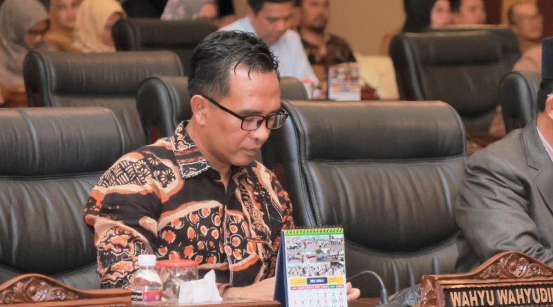 Ketua Komisi II DPRD Provinsi Kepulauan Riau (Kepri), Wahyu Wahyudin, mengunjungi UPT Samsat Kabupaten Karimun dengan keprihatinan mendalam.