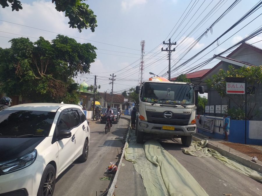 Suasana Proyek Peningkatan Jalan Tugu Boto-Sawahan di Desa Klodran, Kecamatan Colomadu Kabupaten Karanganyar