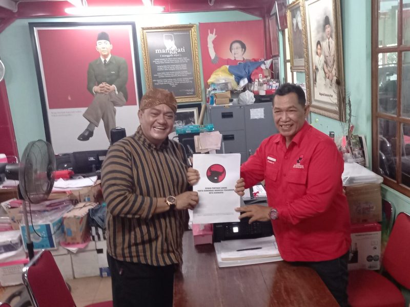 Kusumo Putro Menyerahkan Berkas Pendaftaran di Terima Langsung Ketua Tim Penjaringan Pendaftaran Wakil Walikota dan Walikota dari PDIP Kota Solo, Paulus Haryoyo