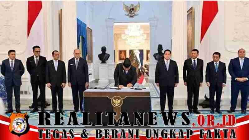 Presiden Prabowo Subianto secara resmi menandatangani tiga produk hukum berupa Undang-Undang, Peraturan Pemerintah, dan Keputusan Presiden di Istana Merdeka, Jakarta, pada Senin, 24 Februari 2025.