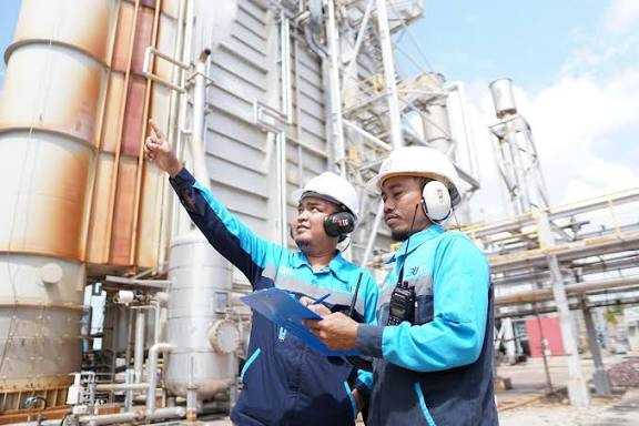 Petugas PLN Batam tengah melakukan pengecekan jaringan untuk memastikan pasokan listrik tetap andal jelang penerapan tarif baru.
