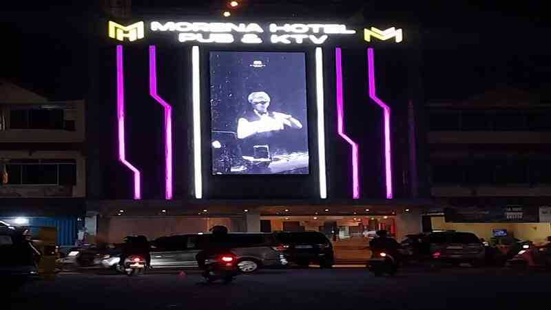 Suasana malam di kawasan Morena Batam, dengan sorotan lampu neon yang mencolok dan keramaian kendaraan keluar-masuk. (Dok. Red.)